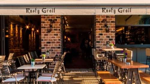 Νέα Σμύρνη: Μετά τον σάλο, ο ιδιοκτήτης της καφετέριας που έδιωξε τους ηλικιωμένους προσκάλεσε... ΚΑΠΗ σε πάρτι με DJ