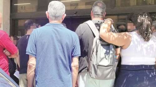 Ξεροσταλιάζουν για μία ταυτότητα ... χωρίς τσιπάκι! - Ουρές έξω από αστυνομικά τμήματα [εικόνες]