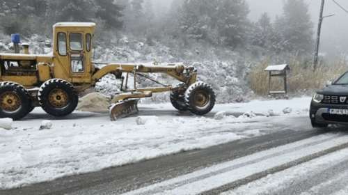 Πάρνηθα: Ολόκληρη επιχείρηση της Πυροσβεστικής για ασυνείδητους οδηγούς που αγνόησαν την απαγόρευση και κόλλησαν στα χιόνια