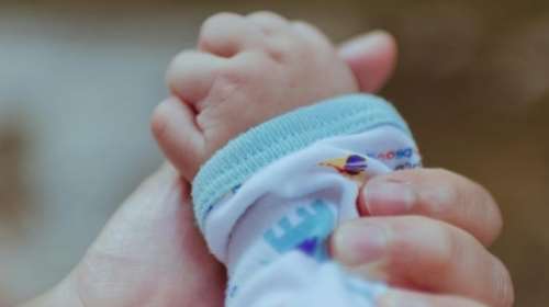 Σοκ στον Άλιμο: Βρέθηκε βρέφος δίπλα σε κάδο απορριμμάτων - Η καταγγελία για αρπαγή και το σενάριο που εξετάζει η ΕΛΑΣ