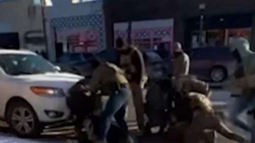 Βίντεο-σοκ από τη Μινεάπολη: Οι πράκτορες της ICE ρίχνουν στο έδαφος τον διαδηλωτή και τον πυροβολούν θανάσιμα