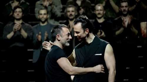 Δίχασε ΑΙ βίντεο με τον Δημήτρη Παπαϊωάννου να φιλάει στο στόμα τον μαέστρο Θεόδωρο Κουρεντζή