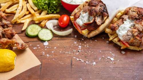 Είδος... πολυτελείας το σουβλάκι - Ξεπέρασε τα 4 ευρώ η τιμή του στα νησιά