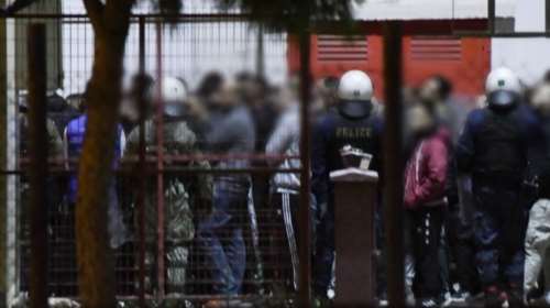 Ρέντη: Επικεφαλής συνδέσμου ο &quot;καθοδηγητής&quot; με το full face - Οχημα &quot;ντελίβερι&quot; με τις φωτοβολίδες