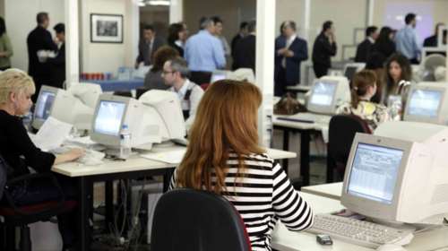 Δημόσιοι υπάλληλοι: Δυνατότητα συνυπηρέτησης με εργαζόμενο εκτός Δημοσίου για τρίτεκνους και πολύτεκνους