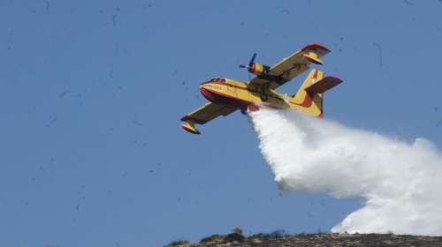 Φωτιά στο Κερατσίνι - Επιχειρούν 3 εναέρια μέσα