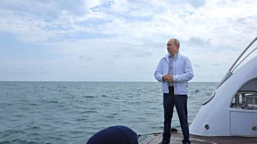 Ο Πούτιν &quot;επαναπατρίζει&quot; το πολυτελές γιοτ του από το Αμβούργο - Φοβάται κατάσχεση λόγω κυρώσεων για την Ουκρανία