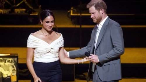 Η Μέγκαν Μαρκλ γιόρτασε μυστικά τα 42α γενέθλιά της - Το δείπνο με τον πρίγκιπα Χάρι και το φόρεμα που δίχασε [εικόνες]