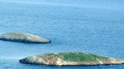 "Έχει κόκκινη σημαία και ανθρώπους σίγουρα": Η τελευταία συνομιλία του ελικοπτέρου με τη φρεγάτα πριν τη συντριβή στα Ίμια