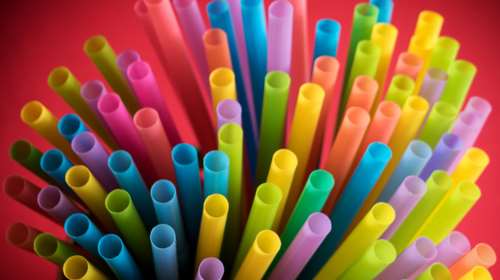 Νέα παρέμβαση Ντόναλντ Τραμπ- Πίσω στο πλαστικό: &quot;Τέλος στο γελοίο χάρτινο&quot;