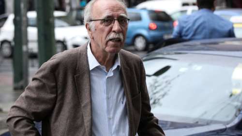 Ίλιον: Αναρχικοί προπηλάκισαν τον Δημήτρη Βίτσα σε συγκέντρωση διαμαρτυρίας για τα Τέμπη