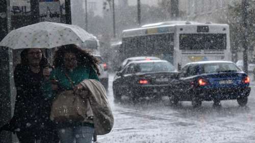 Ραγδαία επιδείνωση του καιρού: Βροχές, καταιγίδες και θυελλώδεις άνεμοι από το βράδυ του Σαββάτου
