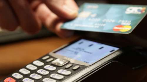 Είναι επίσημο: Στα 50 ευρώ από σήμερα το όριο για ανέπαφες συναλλαγές χωρίς PIN