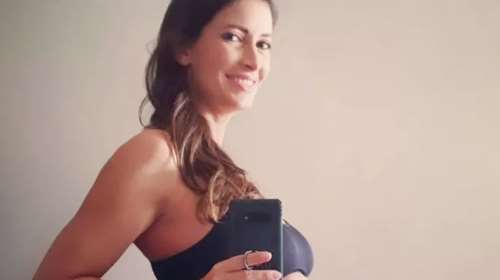 Η Μάρα Δαρμουσλή ποζάρει με μπικίνι 2,5 μήνες μετά τη γέννηση του γιου της