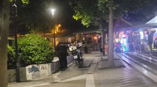 Λάρισα: 50χρονος έκανε στριπτίζ στην πλατεία Ταχυδρομείου [εικόνες]