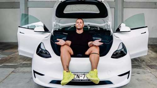 Πασίγνωστος Έλληνας Influencer &quot;ξαναχτυπά&quot; χαρίζοντας το Tesla Model Y, αξίας 55.000 ευρώ