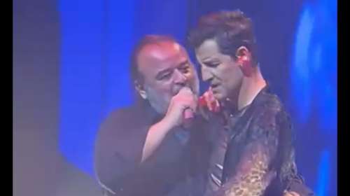 Μάριος Ηλιόπουλος: &quot;Αγάπα με&quot; - Τραγούδησε πάνω στη σκηνή με τον Σάκη Ρουβά ο ιδιοκτήτης της ΑΕΚ [βίντεο]