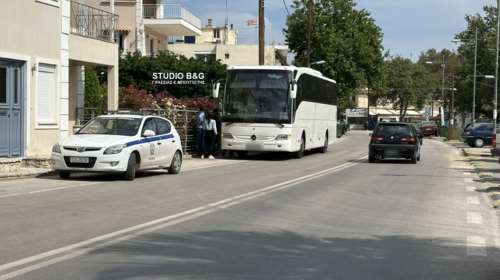 Αγριο ξύλο στους Μύλους Αργολίδας: Πλακώθηκαν οι οδηγοί ΙΧ και λεωφορείου του ΚΤΕΛ - Σοκαρισμένοι οι επιβάτες