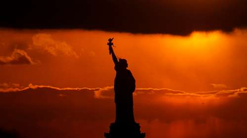 Νέα Υόρκη: Άνοιξαν ξανά μετά από έναν χρόνο τα σινεμά - &quot;Καλό το Netflix, αλλά...&quot;