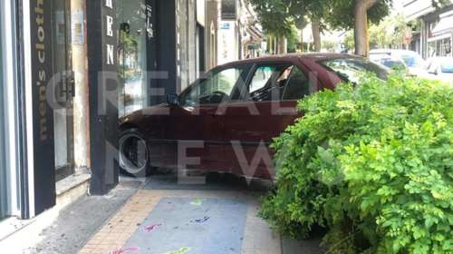 Ηράκλειο: Τρελή πορεία αυτοκινήτου - Έπεσε σε βιτρίνα καταστήματος