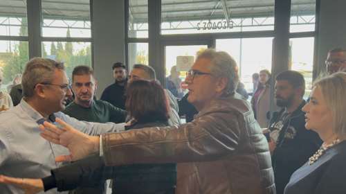 Λάρισα: Οργισμένοι οι συγγενείς θυμάτων των Τεμπών με τον Αγοραστό - Τον φυγάδευσαν αστυνομικοί [εικόνες - βίντεο]