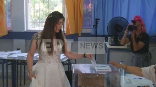 Θεσσαλονίκη: Πήγε να ψηφίσει για τις ευρωεκλογές με το… νυφικό - Φωτογραφήθηκε δίπλα στην κάλπη [βίντεο]