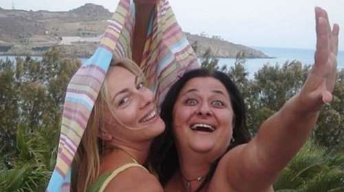 Σμαράγδα Καρύδη - Ελισάβετ Κωνσταντινίδου: Με τα μαγιό τους στη Μύκονο!