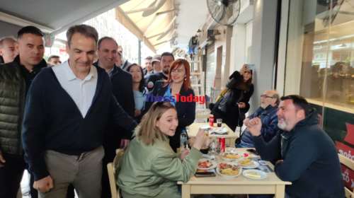 Θεσσαλονίκη: Το χιουμοριστικό σχόλιο Μητσοτάκη σε πελάτες ψητοπωλείου - "Από Μεγάλη Παρασκευή θα νηστέψετε;" [Βίντεο]