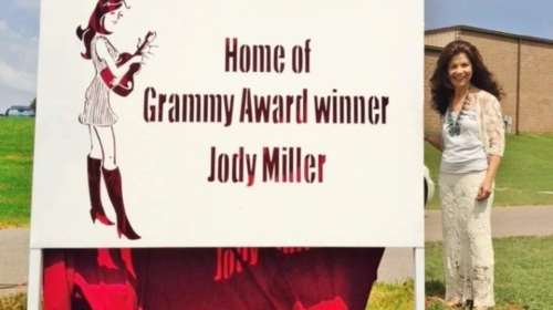 Πέθανε σε ηλικία 80 ετών η τραγουδίστρια της κάντρι Τζόντι Μίλερ