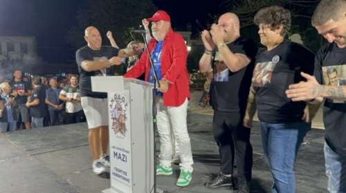 Ο δήμαρχος που... πάει με όλα: Πανηγύρισε με καπέλο ΣΥΡΙΖΑ, μπλουζάκι ΝΔ και παπούτσια ΠΑΣΟΚ [εικόνα - βίντεο]