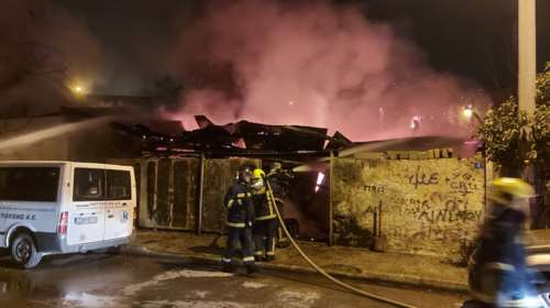 Πυρκαγιά σε αποθήκη στο κέντρο της Αθήνας [εικόνες]