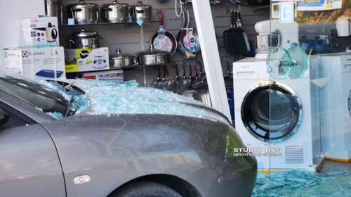 Ναύπλιο: Τρελή πορεία αυτοκινήτου - Μεγάλες φθορές σε οχήματα και κατάστημα [εικόνες - βίντεο]