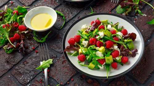 Τα τρία superfoods που πρέπει να έχουμε στο πιάτο μας κάθε μέρα εάν είμαστε άνω των 40