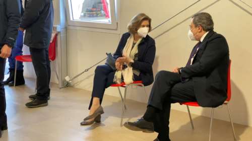 Μάριο Ντράγκι: Ακολούθησε το... παράδειγμα Σημίτη - Υπομονετικά στην ουρά μαζί με τη γυναίκα του για το εμβόλιο της AstraZeneca