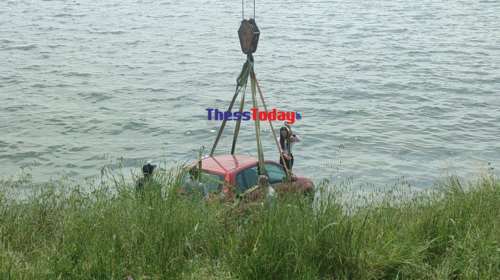 Θεσσαλονίκη: Ξέχασε να βάλει χειρόφρενο και το αυτοκίνητό της έπεσε μέσα στον Θερμαϊκό [Εικόνες]