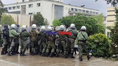 Ενταση στο ΑΠΘ μεταξύ αναρχικών και ΜΑΤ [βίντεο]