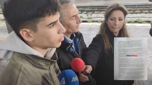 Θεσσαλονίκη: Επιζώντες των Τεμπών μοίρασαν φυλλάδια στον σταθμό του ΟΣΕ με τα ονόματα και την ιστορία των 57 θυμάτων