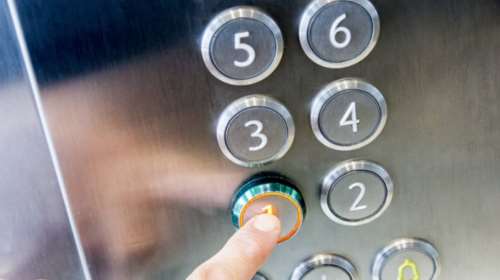 Κρήτη: 80χρονος τραυματίστηκε σοβαρά όταν το ασανσέρ έπεσε στο κενό - Κόπηκε το συρματόσκοινο