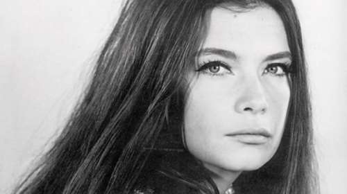 Σπάνιο πορτρέτο της Τζένης Καρέζη από το 1972 - Στα γυρίσματα ταινίας, με κοντό αγορέ μαλλί [εικόνα]