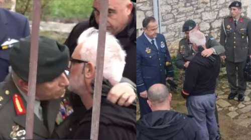 Συντριβή Φάντομ: Η στιγμή που ο αρχηγός ΓΕΕΘΑ Κωνσταντίνος Φλώρος αγκαλιάζει και φιλάει τον πατέρα του αδικοχαμένου υποσμηναγού
