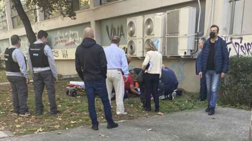 &quot;Πάγωσε&quot; το ΑΠΘ στη Θεσσαλονίκη: Φοιτητής έπεσε στο κενό από τον τρίτο όροφο της Νομικής [εικόνες]