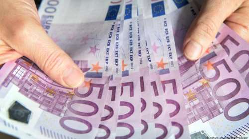 Deutsche Welle: Ανάρπαστα γίνονται τα 500ευρα παρόλο που αποσύρονται