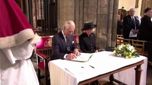Ο βασιλιάς Κάρολος μαθαίνει γρήγορα: Έφερε το δικό του στυλό μετά το ατύχημα με το μελάνι [Βίντεο]