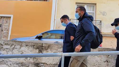 Στη Σύρο η δίκη για τη γυναικοκτονία της Γαρυφαλλιάς: &quot;Θέλουμε την παραδειγματική τιμωρία του&quot; [εικόνες - βίντεο]