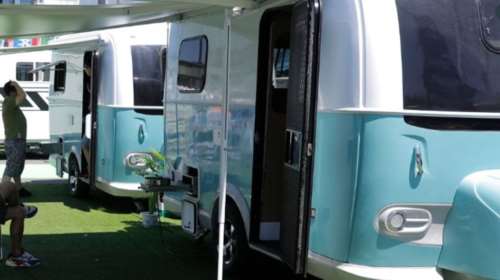 Φτιάξτο μόνος σου: Πώς γίνεται η μετατροπή αυτοκινήτων σε τροχόσπιτο με κουζίνα και ντουζ