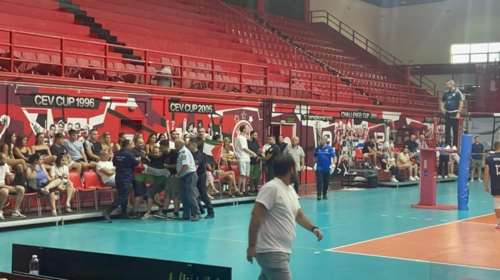 Διακοπή στον αγώνα βόλεϊ Ελλάδας - Ισραήλ λόγω εισβολής ατόμων με παλαιστινιακές σημαίες - 7 προσαγωγές