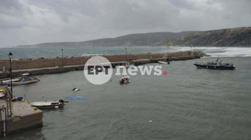 Ισχυροί άνεμοι σαρώνουν τη Γαύδο: Κύματα βύθισαν δύο βάρκες και έριξαν αυτοκίνητο στη θάλασσα [βίντεο]