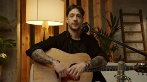 &quot;Ως τότε μόνη θα μετράω σημάδια στο κορμί&quot;: Το τραγούδι για τη Γεωργία Μπίκα από τον Ηλία Μπόγδανο [βίντεο]