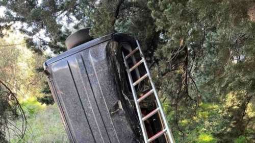 Απίστευτο τροχαίο στα Χανιά: 72χρονη οδηγός έχασε τον έλεγχο και &quot;κρεμάστηκε&quot; σε δέντρο [εικόνες]