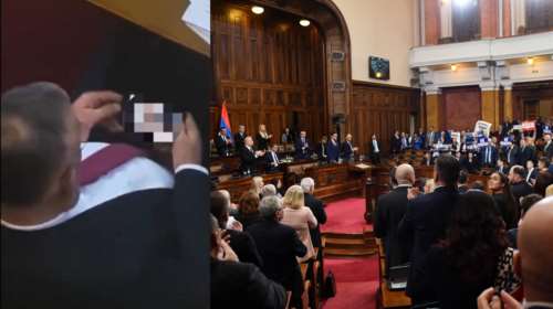 Σερβία: Παραιτήθηκε βουλευτής επειδή έβλεπε πορνό στο κοινοβούλιο, σε συζήτηση για το Κόσοβο